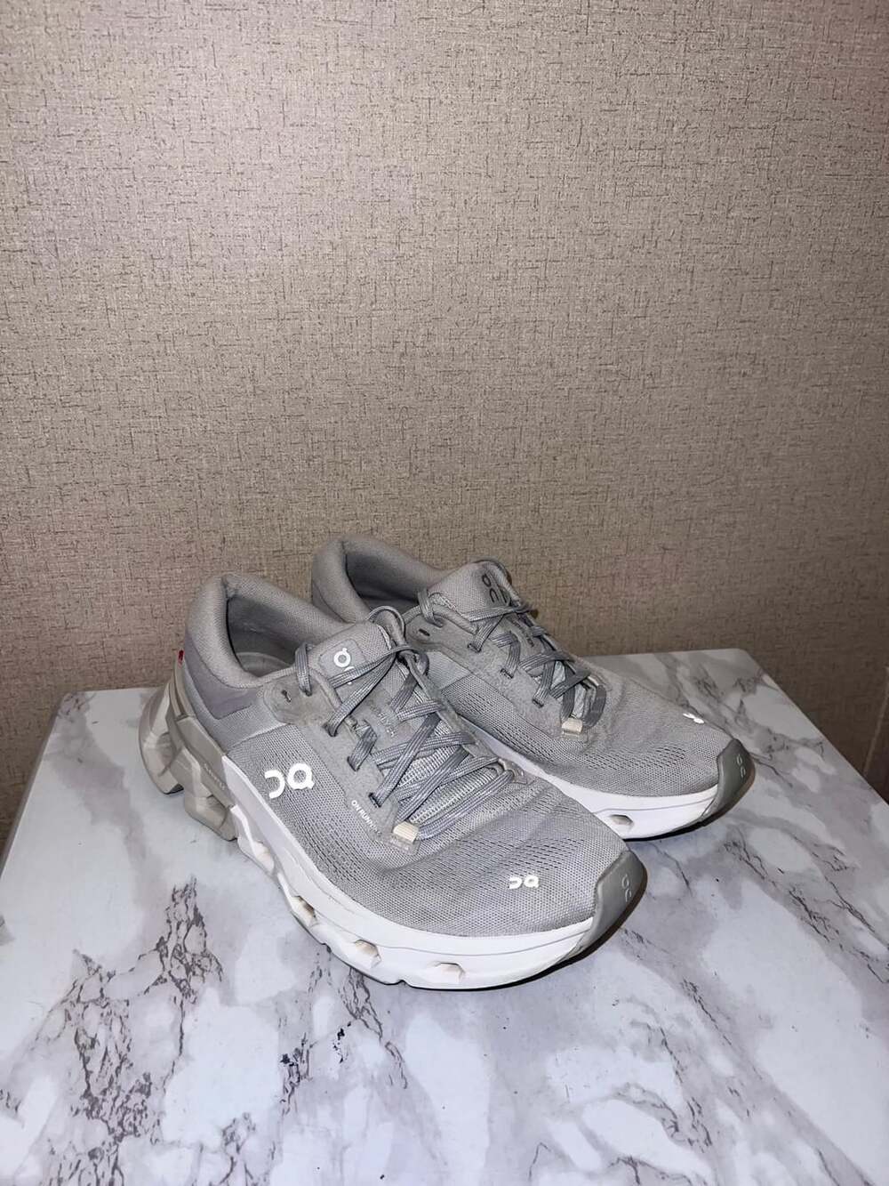 On Running Cloudflyer 5 Size USW9 Gray White Sneakers